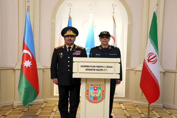 سرلشکر باقری با وزیر دفاع آذربایجان گفتگو کرد