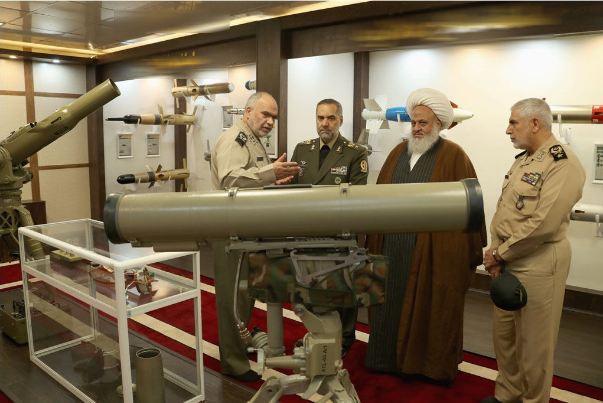 Министр обороны: Иран способен создать ракеты нужной дальности для защиты страны
