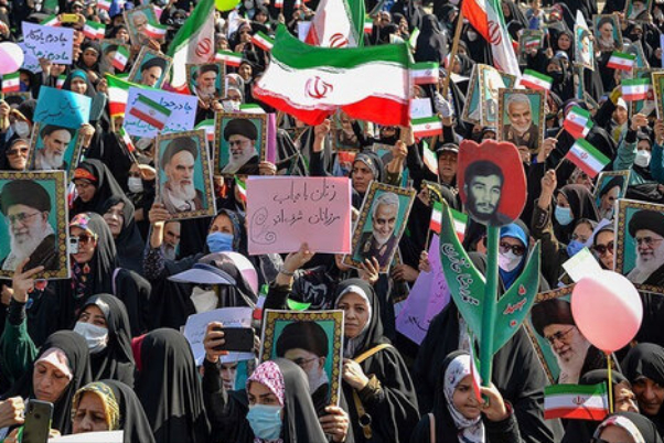 مسيرات عارمة في إيران تنديداً بالهجوم الإرهابي على شيراز