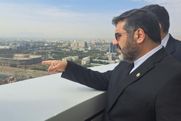 Министр культуры Ирана посетил башню "Независимость" в Таджикистане