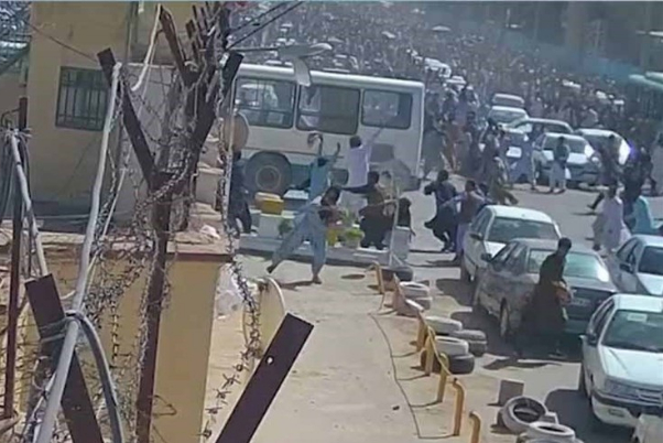 روایت شاهد عینی از حادثه حمله با اتوبوس به کلانتری 16 زاهدان+فیلم