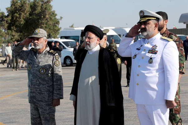 السيد رئيسي يتفقّد تأهّب القوات البحرية في ميناء جاسك على بحر عمان