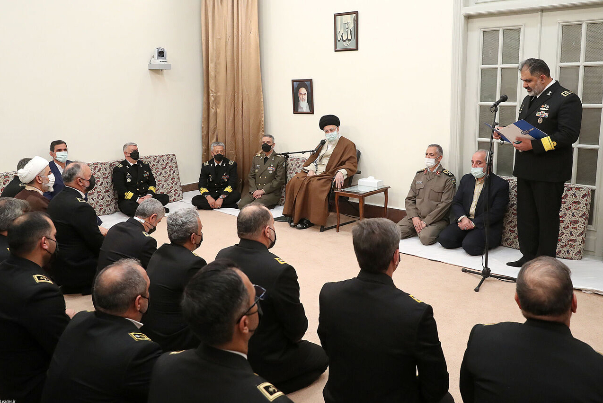 قائد الثورة يؤكد ضرورة تعزيز القوة القتالية والمعدات الدفاعية لبحرية الجيش