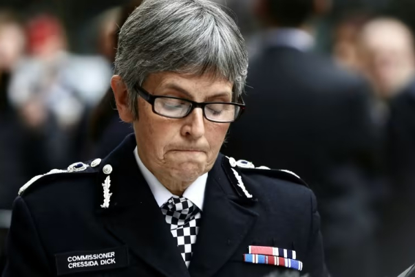 ما سبب استقالة رئيس الشرطة المشرفة على أجهزة الشرطة ببريطانيا؟