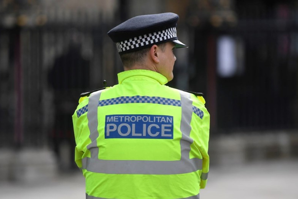 בריטניה: נפגש עם קצין משטרה שהואשם בשני אונס