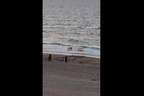 بالفيديو.. صورة الشهيد قاسم سليماني على شاطئ بحر غزة