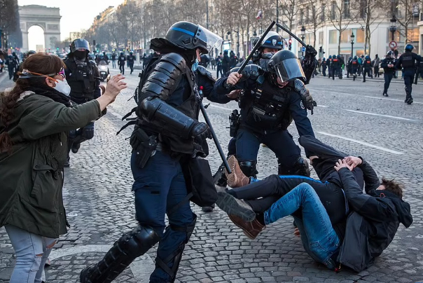 الشرطة تقمع احتجاجات بباريس/ ايران: على الشرطة الفرنسية ضبط النفس