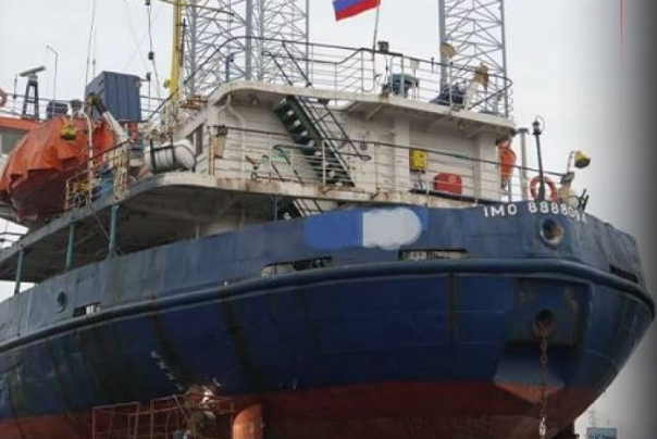 متخصصون ايرانيون يصلحون سفينة روسية