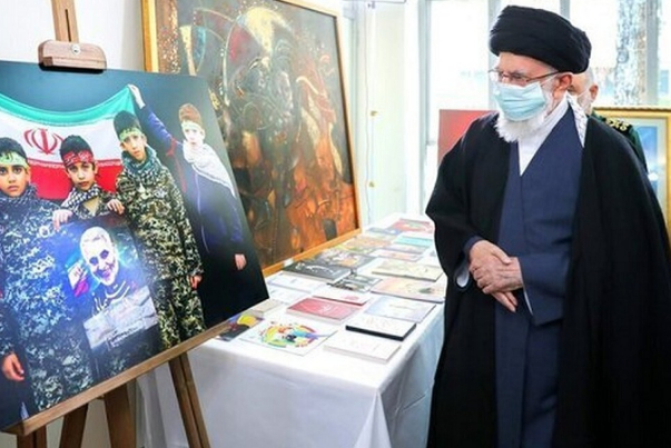 Лидер Исламской революции посетил выставку культурных продуктов о мученике Сулеймани