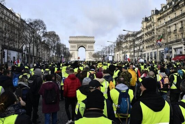 تظاهرات جلیقه زردها در اعتراض به تورم در پاریس
