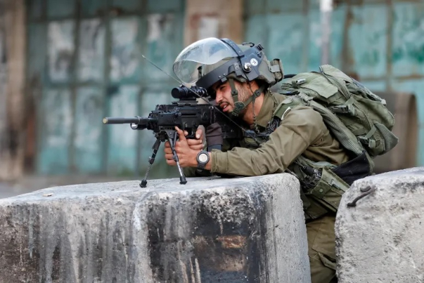 استشهاد فلسطينيين بينهم قيادي في كتيبة جنين خلال اقتحام الاحتلال المخيم