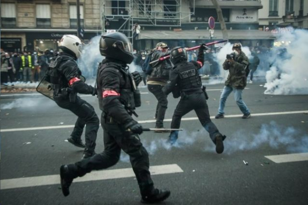 درگیری خشونت آمیز پلیس و معترضان در پاریس+ فیلم