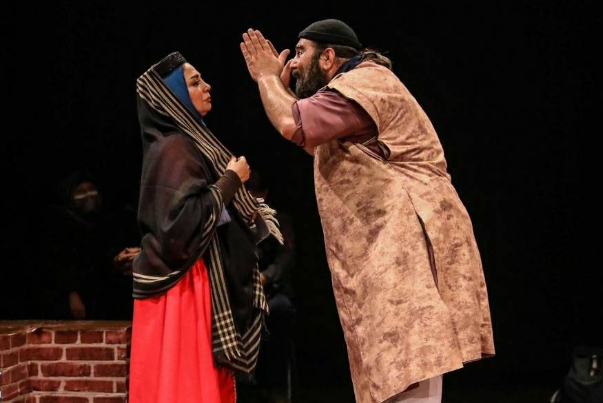 ادای احترام مخاطبان به ساحت امام رئوف در یک نمایش تئاتر فجر