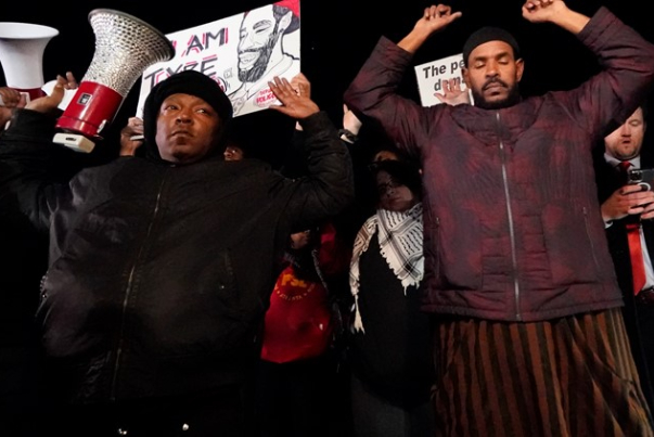 إحتجاجات في أمريكا بعد تعرّض أمريكي من أصول افريقية للضرب على يد الشرطة