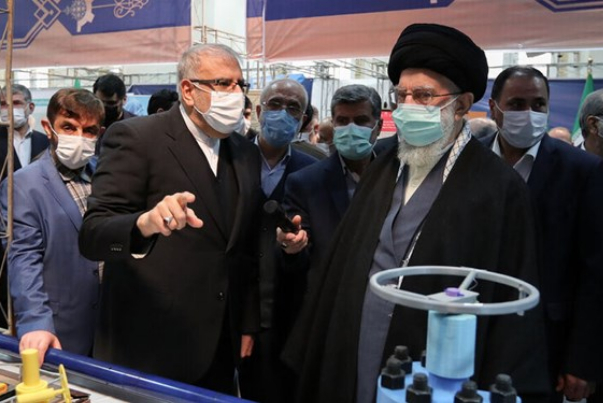 قائد الثورة يتفقد جناح وزارة النفط بمعرض قدرات الانتاج المحلي