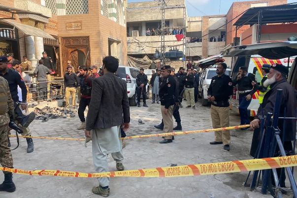 عشرات القتلى في هجوم انتحاري داخل مسجد في بيشاور