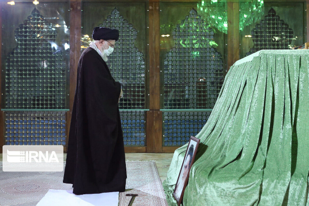 Лидер Исламской революции посетил мавзолей имама Хомейни