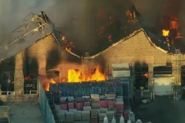 آتش‌سوزی مهیب در انباری در شیکاگوی آمریکا + فیلم