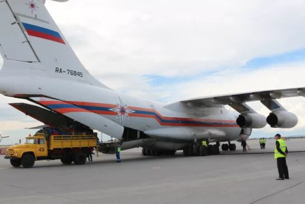 Борт МЧС доставил 35 тонн гумпомощи в Иран после землетрясения