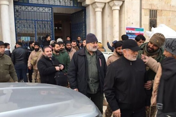 قائد قوة القدس يتفقد المناطق المنكوبة بالزلزال في حلب