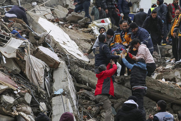 ارتفاع حصيلة ضحايا الزلزال في تركيا وسوريا إلى 35 ألف قتيل.
