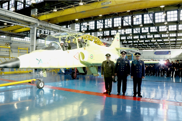 ايران تزيح الستار عن طائرة تدريبية مطورة وطنية الصنع