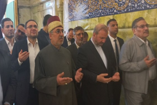 شمخاني يزور مرقد الإمامين الكاظم والجواد عليهما السلام في بغداد