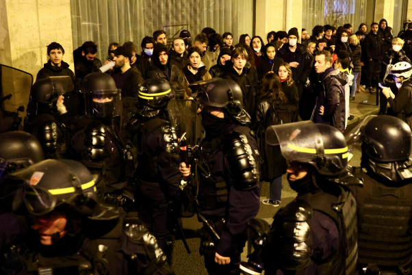 В МИД Ирана прокомментировали жестокость полиции Франции к протестующим
