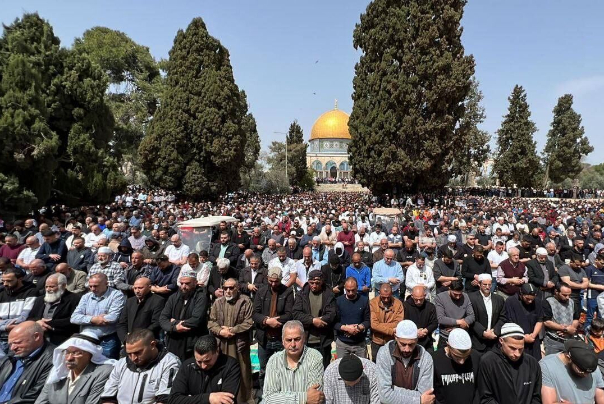 هزاران فلسطینی نمازجمعه را در مسجدالاقصی اقامه کردند