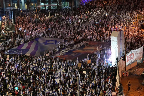 هزاران معترض علی‌رغم تعویق طرح «اصلاحات قضایی» نتانیاهو به خیابان‌ها آمدند