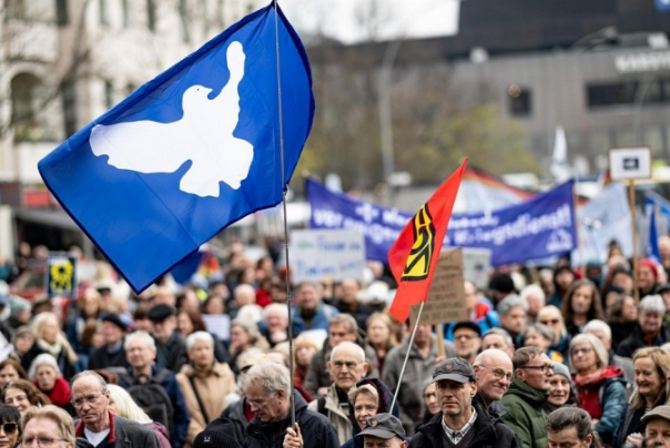 Демонстрация тысяч немцев против отправки оружия на Украину