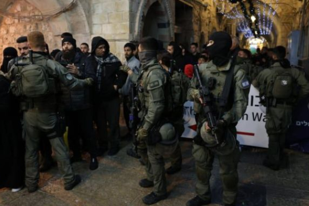قوات الاحتلال تعتدي مجددا على المصلين بالمسجد الأقصى