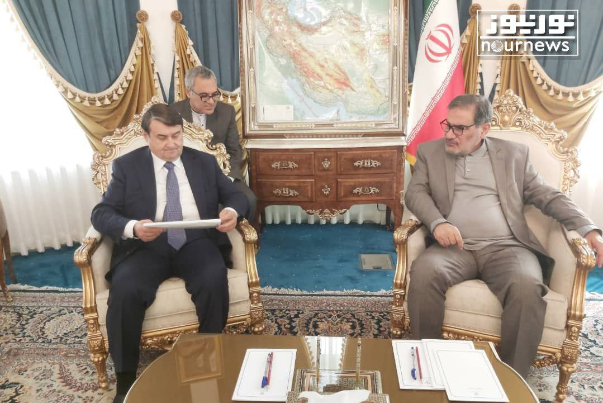 شمخاني يؤكد على تسارع وتيرة إنهاء هيمنة الدولار