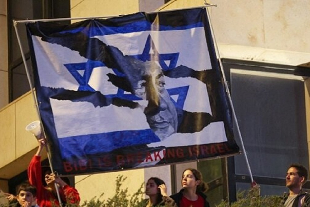 مخالفان بار دیگر جلوی خانه نتانیاهو تجمع کردند + فیلم