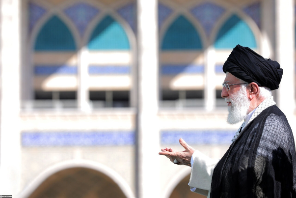صلاة عيد الفطر تقام بإمامة قائد الثورة الاسلامية