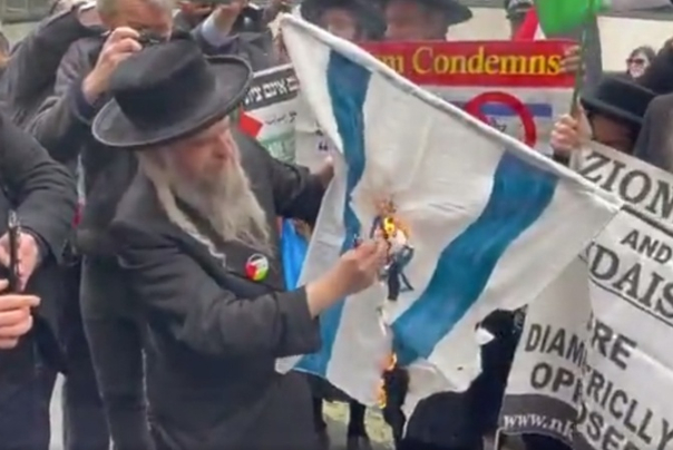 В Лондоне подожжен флаг сионистского режима