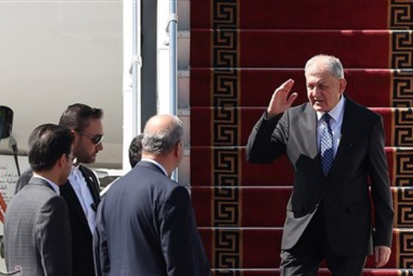 الرئيس العراقي يصل طهران على رأس وفد رفيع المستوى