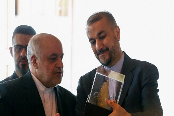 هدية مميزة من حزب الله لوزير الخارجية الايراني