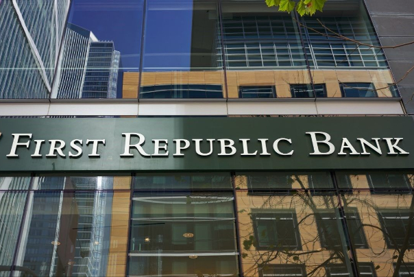 بانک فِرست‌ ریپابلیک در آستانه سقوط