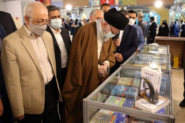 Лидер посетил Тегеранскую международную книжную ярмарку