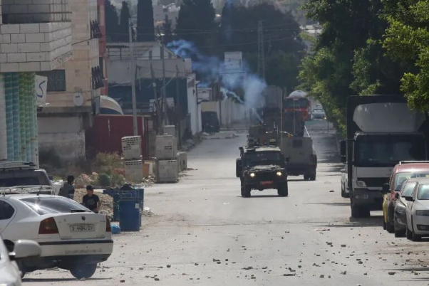 قوات الاحتلال الإسرائيلي تقتحم نابلس مجددا وتعتقل شابين