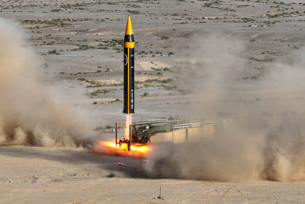 ازاحة الستار عن الصاروخ الباليستي الجديد "خيبر" بحضور وزير الدفاع