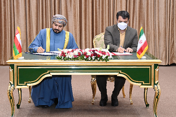 ايران وعمان توقّعان على مذكرتي تفاهم واتفاقيتي تعاون لتعزيز التنمية والاستثمار