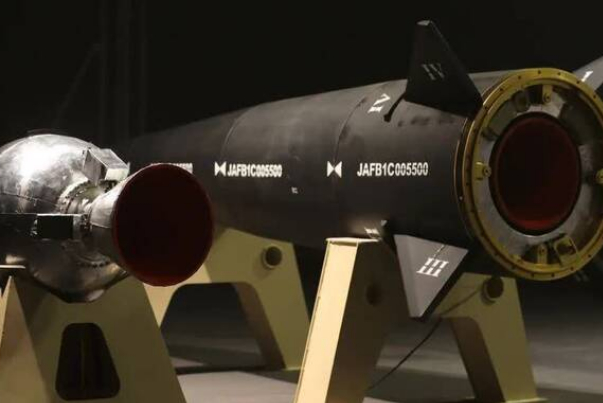 ايران تزيح الستار عن أحد اكبر إنجازاتها العسكرية + صور