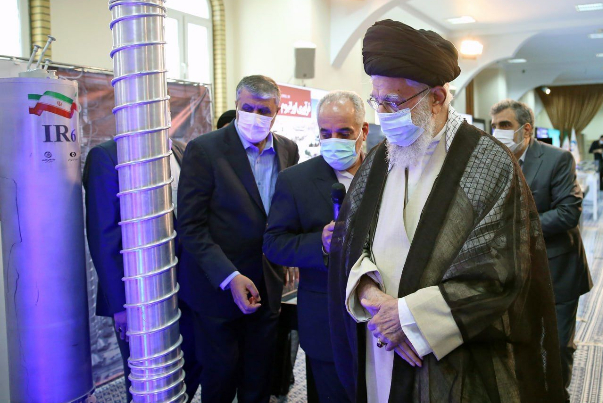 قائد الثورة الاسلامية يزور معرض إنجازات الصناعة النووية