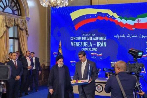 مادورو يمنح السيد رئيسي وسام الاستحقاق الوطني الفنزويلي