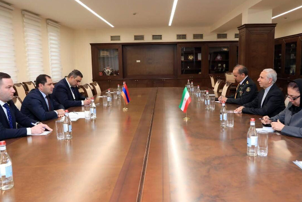 Министр обороны Армении обсудил с послом Ирана вопросы сотрудничества