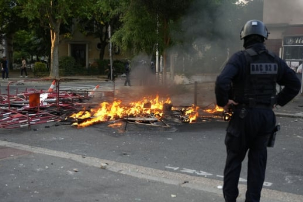 مقتل مراهق على يد شرطي يشعل غضباً في فرنسا