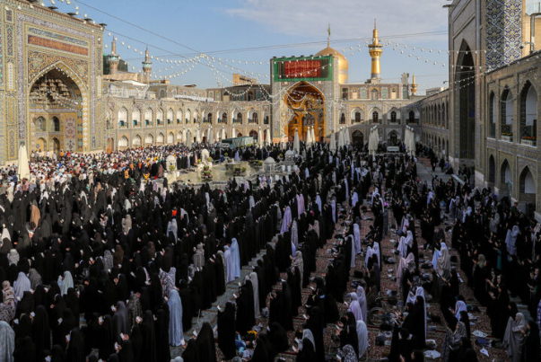 جموع المؤمنين في ايران الاسلامية يؤدون صلاة عيد الاضحى المبارك