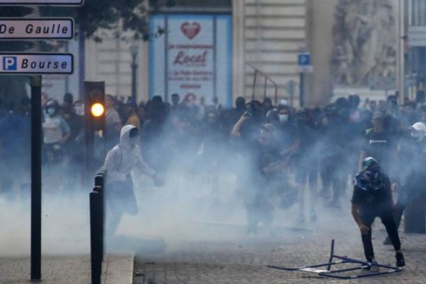 تدهور حركة السياحة .. الاحتجاجات في فرنسا تلغي آلاف الحجوزات